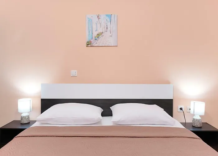 Evmorfia's The Beauty Of Simplicity Skála Marión